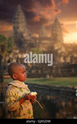 Angkor Wat, Cambogia - Agosto 2007: Ragazza in posa per una foto a Angkor Wat, Cambogia Foto Stock