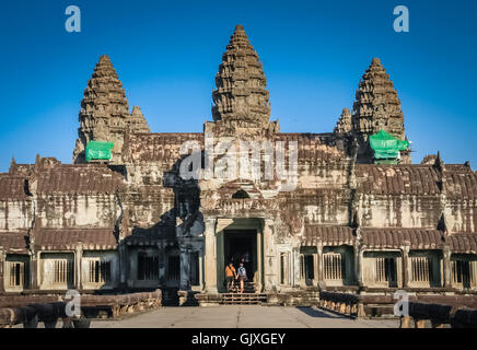 Angkor Wat, Cambogia - Agosto 2007: gruppo turistico di immissione di Angkor Wat, Cambogia Foto Stock