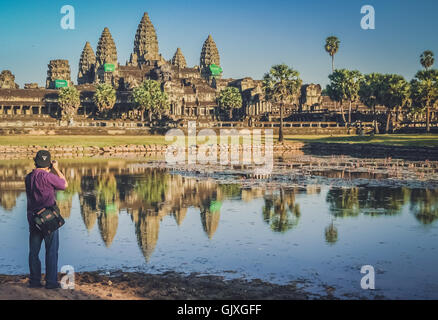 Angkor Wat, Cambogia - Agosto 2007: turistica prendendo foto di Angkor Wat, Cambogia Foto Stock