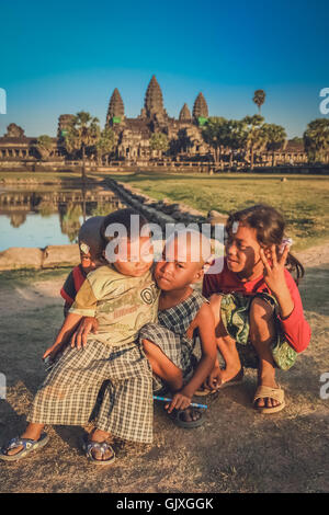 Angkor Wat, Cambogia - Agosto 2007: bambini cambogiani che posano per una foto, Siem Reap, Cambogia Foto Stock