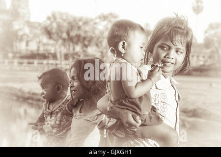 Angkor Wat, Cambogia - Agosto 2007: bambini cambogiani, sorella portando il suo fratello più giovane, Siem Reap, Cambogia Foto Stock