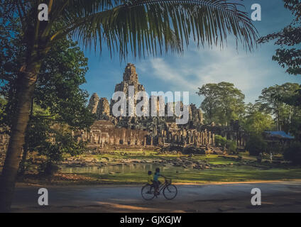 Angkor Wat, Cambogia - Agosto 2007: due giovani ragazzi cambogiano di equitazione Bicicletta di grandi dimensioni sulla strada di fronte al tempio Bayon in t Foto Stock