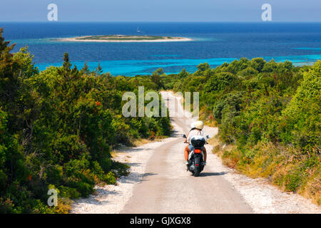 I turisti di marcia scooter sulla strada per la spiaggia su Dugi otok Foto Stock