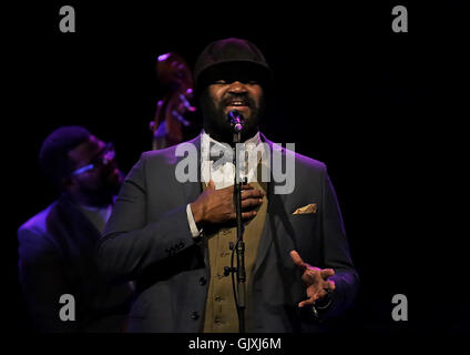 Gregory Porter eseguendo a Liverpool Philharmonic Hall dotata di: Gregory Porter, dove: Liverpool, Regno Unito quando: 17 Apr 2016 Foto Stock