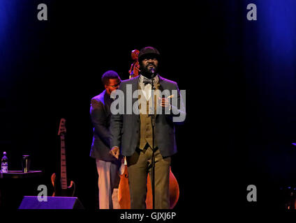 Gregory Porter eseguendo a Liverpool Philharmonic Hall dotata di: Gregory Porter, dove: Liverpool, Regno Unito quando: 17 Apr 2016 Foto Stock