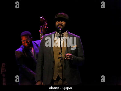 Gregory Porter eseguendo a Liverpool Philharmonic Hall dotata di: Gregory Porter, dove: Liverpool, Regno Unito quando: 17 Apr 2016 Foto Stock