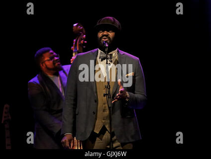 Gregory Porter eseguendo a Liverpool Philharmonic Hall dotata di: Gregory Porter, dove: Liverpool, Regno Unito quando: 17 Apr 2016 Foto Stock