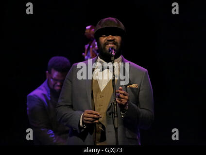 Gregory Porter eseguendo a Liverpool Philharmonic Hall dotata di: Gregory Porter, dove: Liverpool, Regno Unito quando: 17 Apr 2016 Foto Stock