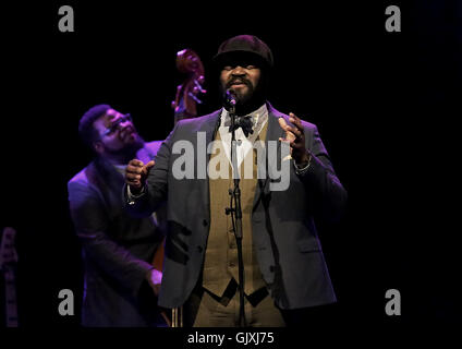 Gregory Porter eseguendo a Liverpool Philharmonic Hall dotata di: Gregory Porter, dove: Liverpool, Regno Unito quando: 17 Apr 2016 Foto Stock