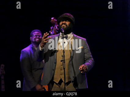 Gregory Porter eseguendo a Liverpool Philharmonic Hall dotata di: Gregory Porter, dove: Liverpool, Regno Unito quando: 17 Apr 2016 Foto Stock