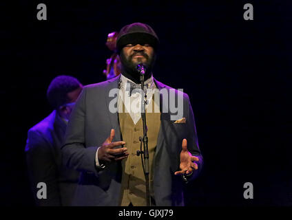 Gregory Porter eseguendo a Liverpool Philharmonic Hall dotata di: Gregory Porter, dove: Liverpool, Regno Unito quando: 17 Apr 2016 Foto Stock