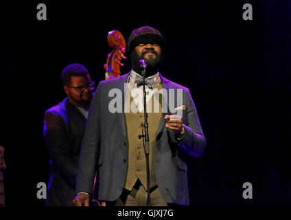 Gregory Porter eseguendo a Liverpool Philharmonic Hall dotata di: Gregory Porter, dove: Liverpool, Regno Unito quando: 17 Apr 2016 Foto Stock