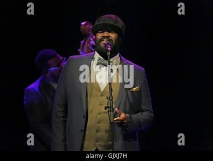 Gregory Porter eseguendo a Liverpool Philharmonic Hall dotata di: Gregory Porter, dove: Liverpool, Regno Unito quando: 17 Apr 2016 Foto Stock