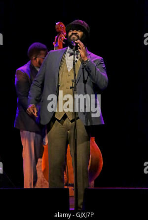 Gregory Porter eseguendo a Liverpool Philharmonic Hall dotata di: Gregory Porter, dove: Liverpool, Regno Unito quando: 17 Apr 2016 Foto Stock