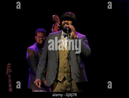 Gregory Porter eseguendo a Liverpool Philharmonic Hall dotata di: Gregory Porter, dove: Liverpool, Regno Unito quando: 17 Apr 2016 Foto Stock