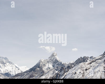Coperta di neve e frastagliate picco dell'Himalaya in Nepal il Campo Base Everest Foto Stock