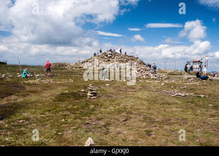 Snieznik (Kralicky Sneznik) hill vertice sul ceco-frontiere polacche con cielo blu e nuvole Foto Stock