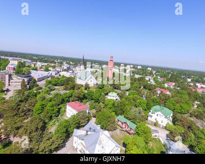 Vista aerea da un drone sulla chiesa e watertower in hanko city Foto Stock