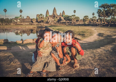 Angkor Wat, Cambogia - Agosto 2007: bambini cambogiani che posano per una foto, Siem Reap, Cambogia Foto Stock