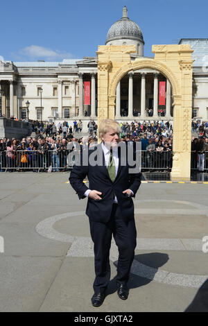 Un alto 15 metri replica dell'Arco di Trionfo è eretto in Trafalgar Square a coincidere con il Patrimonio Mondiale UNESCO settimana. La struttura, creata con un 3-D stampante, è il progetto dell'Istituto di Archeologia digitale. L'originale arch, nella città Foto Stock