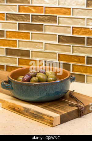 Vassoio di legno di oggetti decoratori su piano cucina Foto stock - Alamy