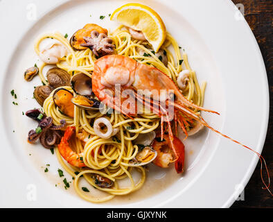 Piatti di pasta Spaghetti alle vongole, gamberi e Cocktail di frutti di mare vicino fino Foto Stock