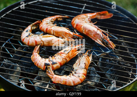 Grigliata di letto king size di gamberi sul grill barbeque sfondo Foto Stock