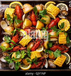 Clambake bollire di frutti di mare con gamberi bolliti, sulla pannocchia di mais, patate e vongole veraci Foto Stock