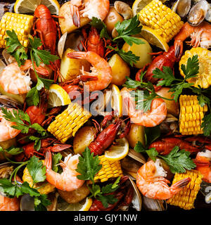 Clambake Seafood bollire con sulla pannocchia di mais, patate, gamberetti, gamberi e vongole Foto Stock