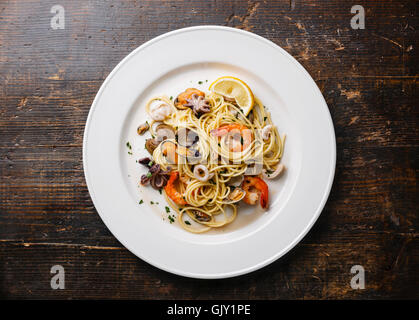 Piatti di pasta Spaghetti alle vongole, gamberi, cocktail a base di pesce sulla piastra bianca Foto Stock