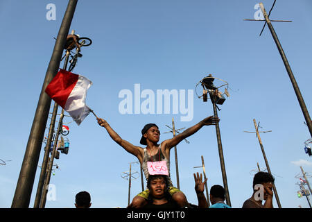 A nord di Jakarta, Indonesia. 17 Ago, 2016. Migliaia di persone hanno seguito la colossale Panjat Pinang gara di arrampicata (l'asta slipery di noci di arec dado), presso la spiaggia di carnevale, Ancol per celebrare il 71esimo giorno di indipendenza della Repubblica di Indonesia. Panjat Pinang è uno dei più famosi tradizionale gioco giocato durante la celebrazione del Giorno di indipendenza in Indonesia, come il gioco è stato supposto per rappresentare lo spirito di lotta, pazienza, unità, di stare insieme e di aiutare l'atteggiamento. © Tubagus Aditya Irawan/Pacific Press/Alamy Live News Foto Stock