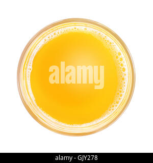 Vista superiore del giallo soft drink e schiuma bianca in vetro semplice. Isolato su sfondo bianco. Round copia dello spazio nel centro Foto Stock