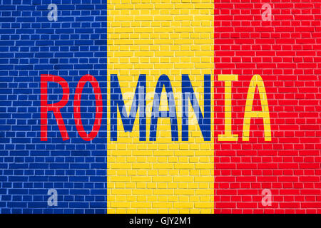 Bandiera della Romania sul muro di mattoni texture dello sfondo. Il rumeno bandiera nazionale. Parola della Romania. Foto Stock