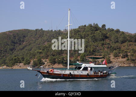 Gite in barca per i turisti intorno alle baie di Fethiye Foto Stock