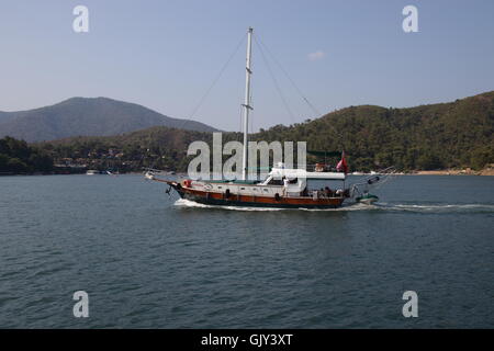 Gite in barca per i turisti intorno alle baie di Fethiye Foto Stock