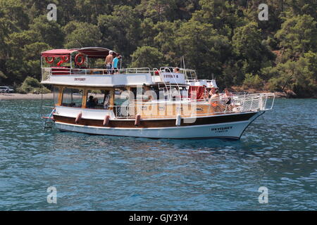 Gite in barca per i turisti intorno alle baie di Fethiye Foto Stock