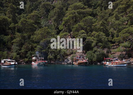 Gite in barca per i turisti intorno alle baie di Fethiye Foto Stock