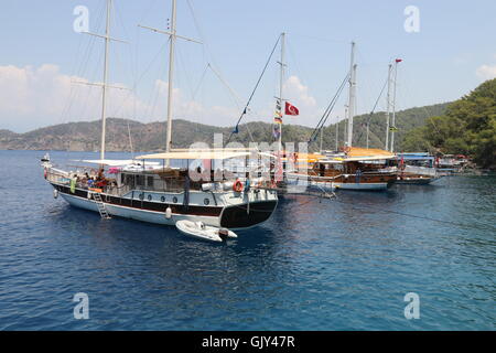 Gite in barca per i turisti intorno alle baie di Fethiye Foto Stock