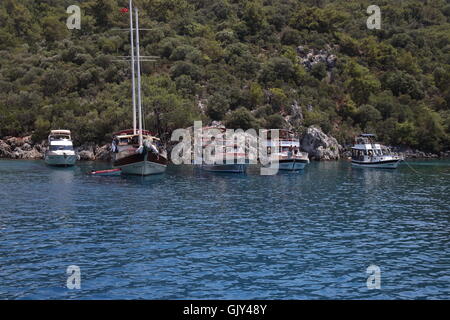 Gite in barca per i turisti intorno alle baie di Fethiye Foto Stock