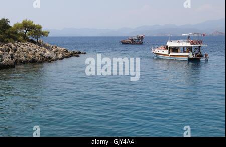 Gite in barca per i turisti intorno alle baie di Fethiye Foto Stock