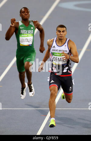 (Sinistra-destra) della Nigeria Oduduru Ejowvokoghene e Gran Bretagna è Adam Gemili competere nella seconda Uomini 200m semi finale presso lo Stadio Olimpico il dodicesimo giorno del Rio Giochi Olimpici, Brasile. Picture Data: mercoledì 17 agosto, 2016. Foto di credito dovrebbe leggere: Mike Egerton/filo PA. Solo uso editoriale Foto Stock