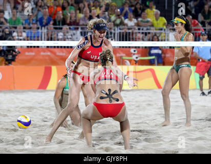 Stati Uniti d'America's erri Walsh Jennings (sinistra) e l'Aprile Ross festeggiare la conquista la donna della medaglia di bronzo corrispondono al Beach Volley Arena il dodicesimo giorno del Rio Giochi Olimpici, Brasile. Foto Stock