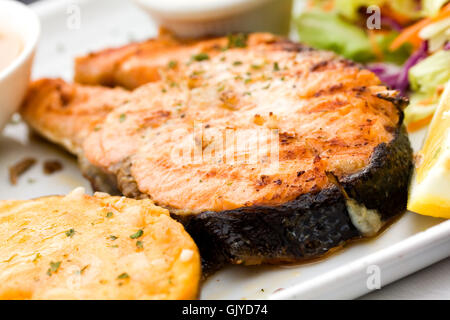 ,Salmone alla griglia con salsa,bruschetta Foto Stock