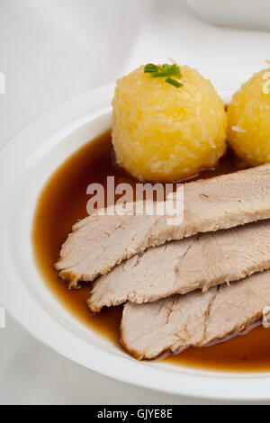 Bavarian arrosto di maiale con canederli Foto Stock