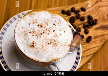 Cappuccino con schiuma in bianco sulla tazza Foto Stock