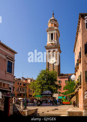 Torre dell'orologio sulla Chiesa dei Santi Apostoli a campo San Apostoli. Venezia. Italia Foto Stock