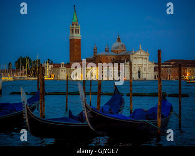 Gondole attraccate in San Marco del bacino con sullo sfondo di notte. Venezia, Italia. Foto Stock