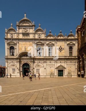 Esterno della Scuola Grande di San Marco, ora un ospedale e il campo dei Santi Giovanni e Paolo in primo piano. Venezia. Italia Foto Stock