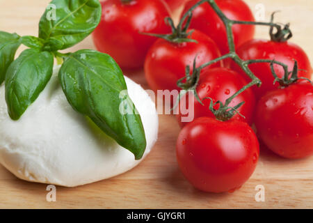 Pomodoro, mozzarella e basilico Foto Stock