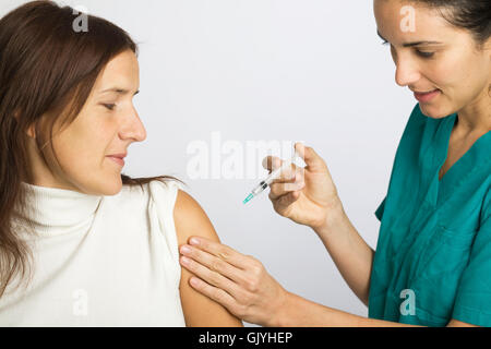 Giovane infermiere paziente inoculate Foto Stock